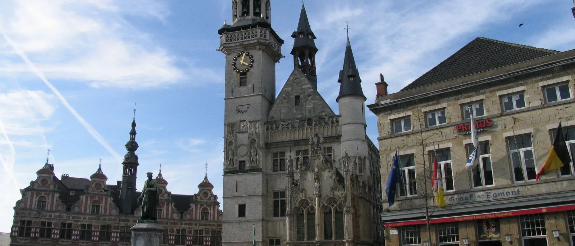 Grote Markt van Aalst met het belfort, het schepenhuis en historische gevels