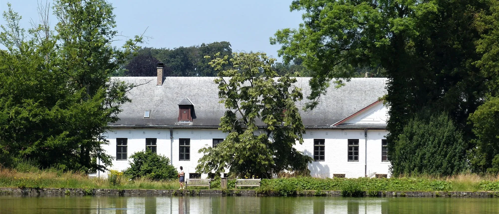 L'étang du moulin et les bâtiments blancs du prieuré du Rouge-Cloître à Auderghem