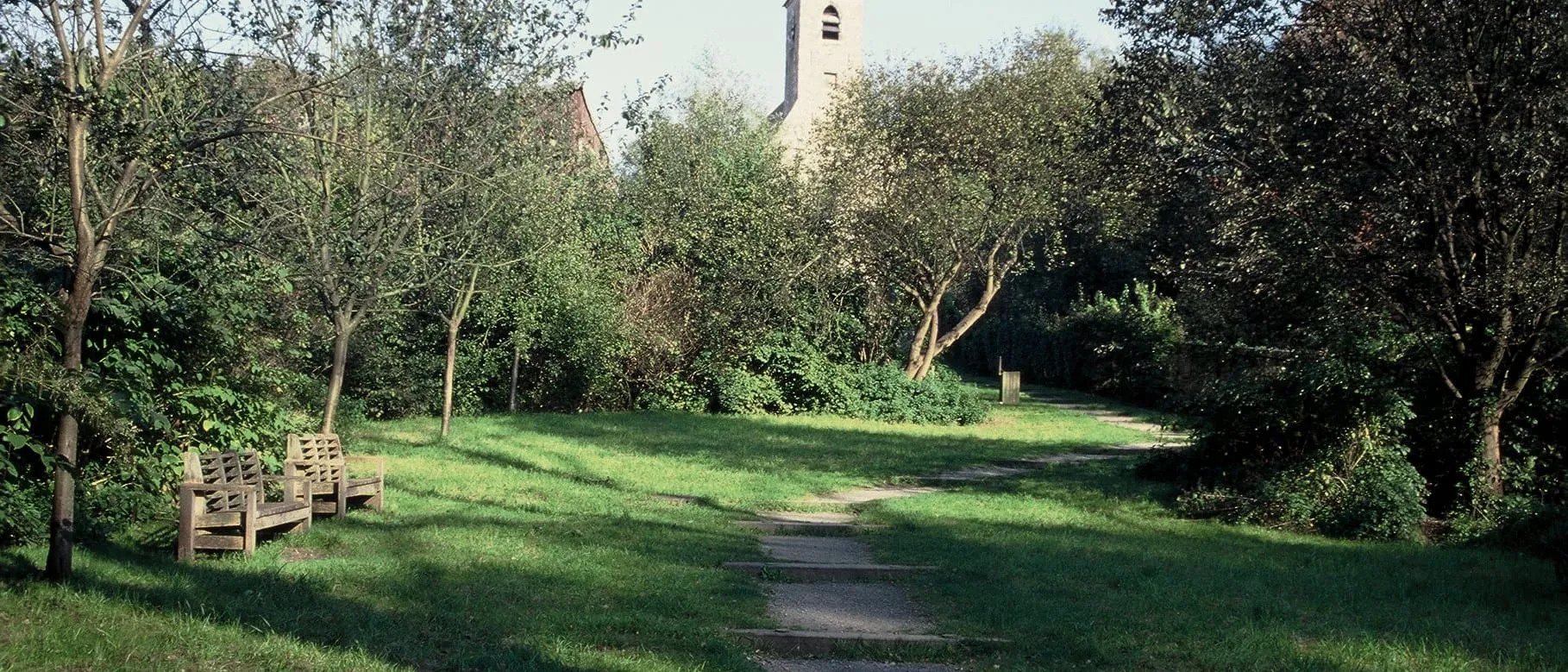 La vieille église romane Sainte-Agathe vue depuis les jardins de la rue Verte à Berchem-Sainte-Agathe