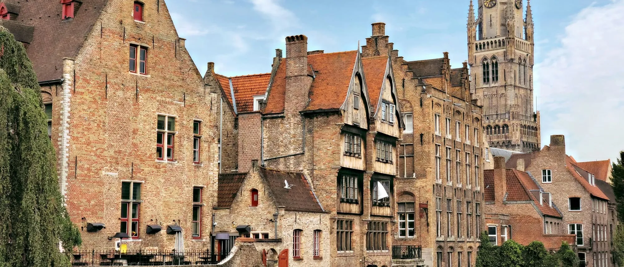 Rozenhoedkaai in Brugge met de middeleeuwse gevels en het Belfort boven de reien