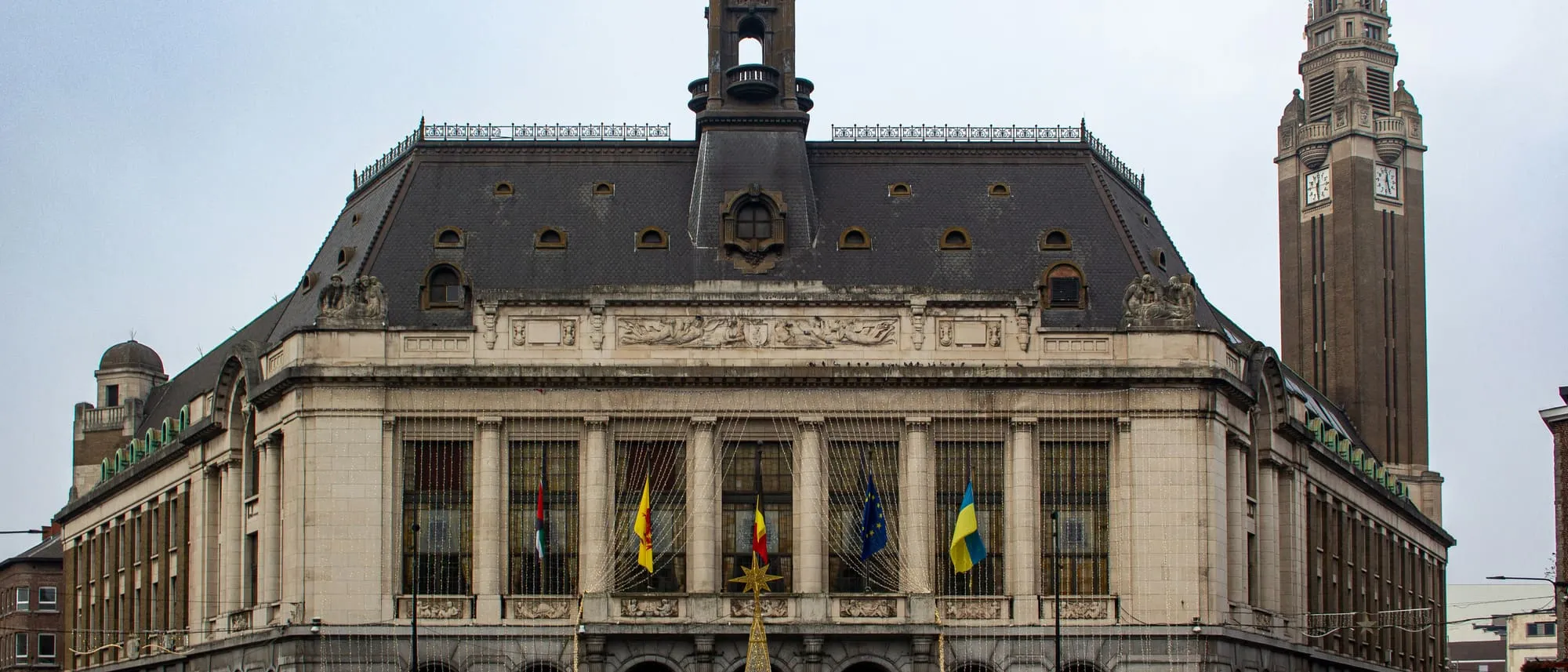 Façade de l'hôtel de ville de Charleroi et son beffroi Art déco, place Charles II