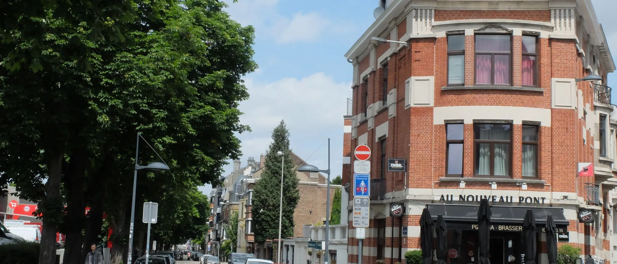 Maison de maître en briques rouges à l'angle de la rue Père De Deken et de l'avenue de l'Armée à Etterbeek
