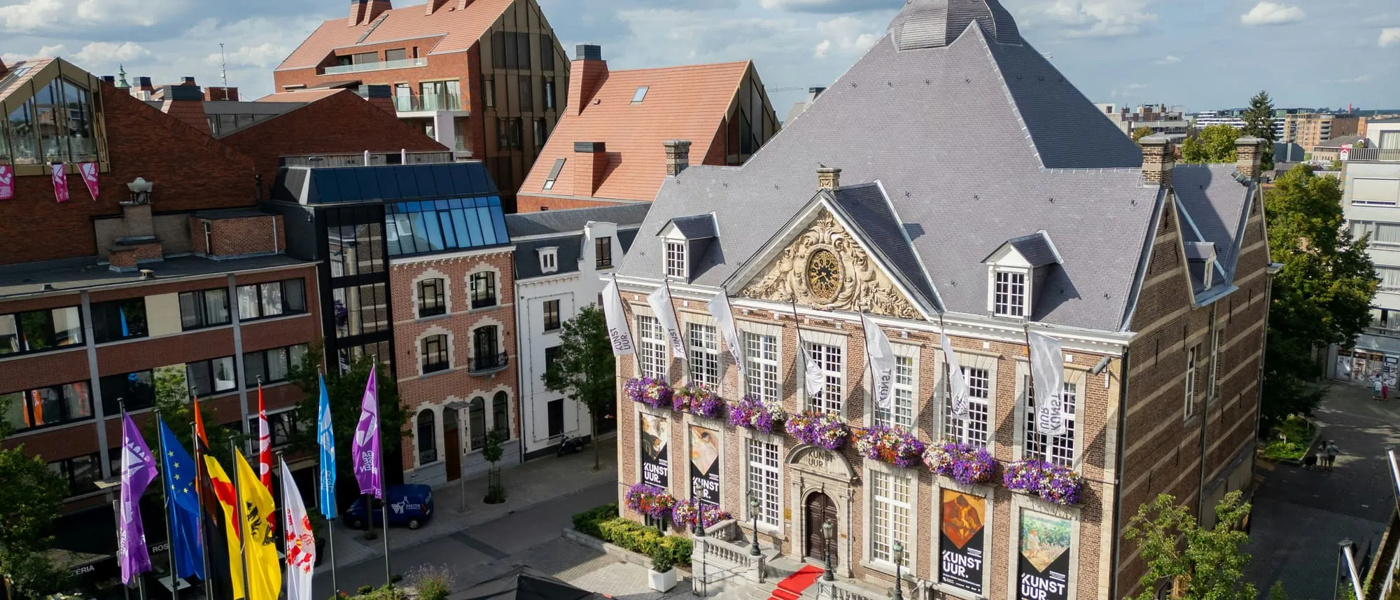 Luchtfoto van het historische stadhuis van Hasselt en de omliggende gevels