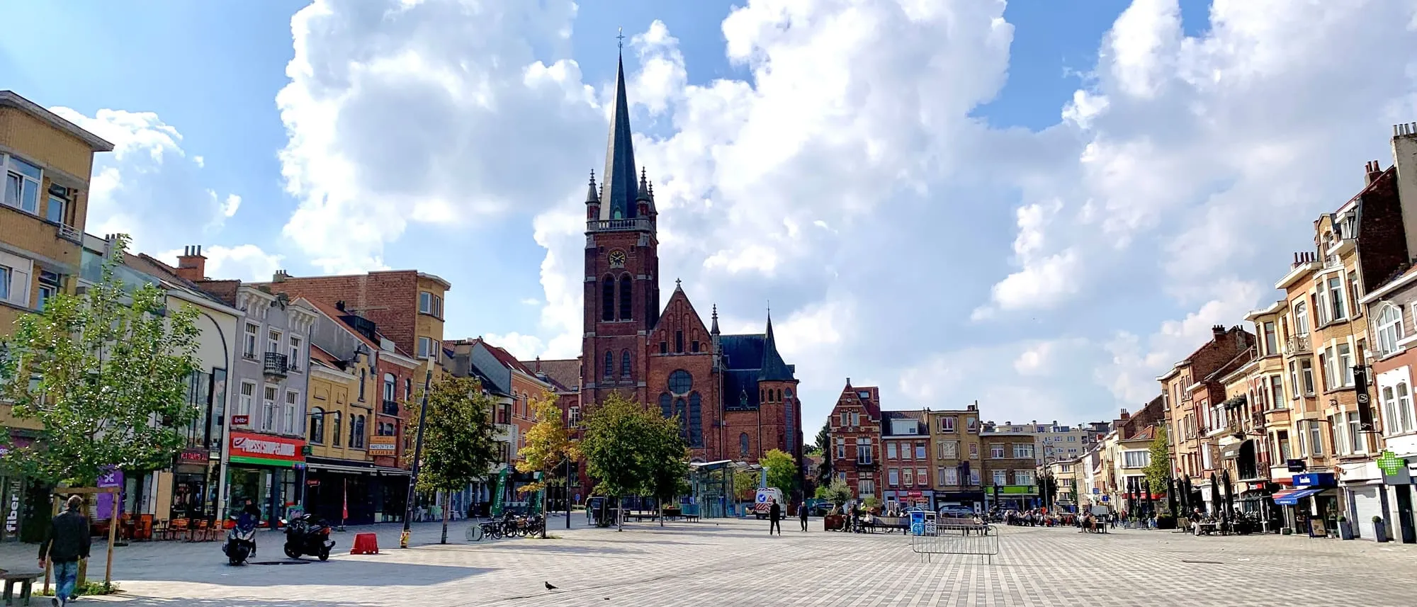 La place Reine Astrid (place du Miroir) et son église néogothique à Jette sous un ciel nuageux