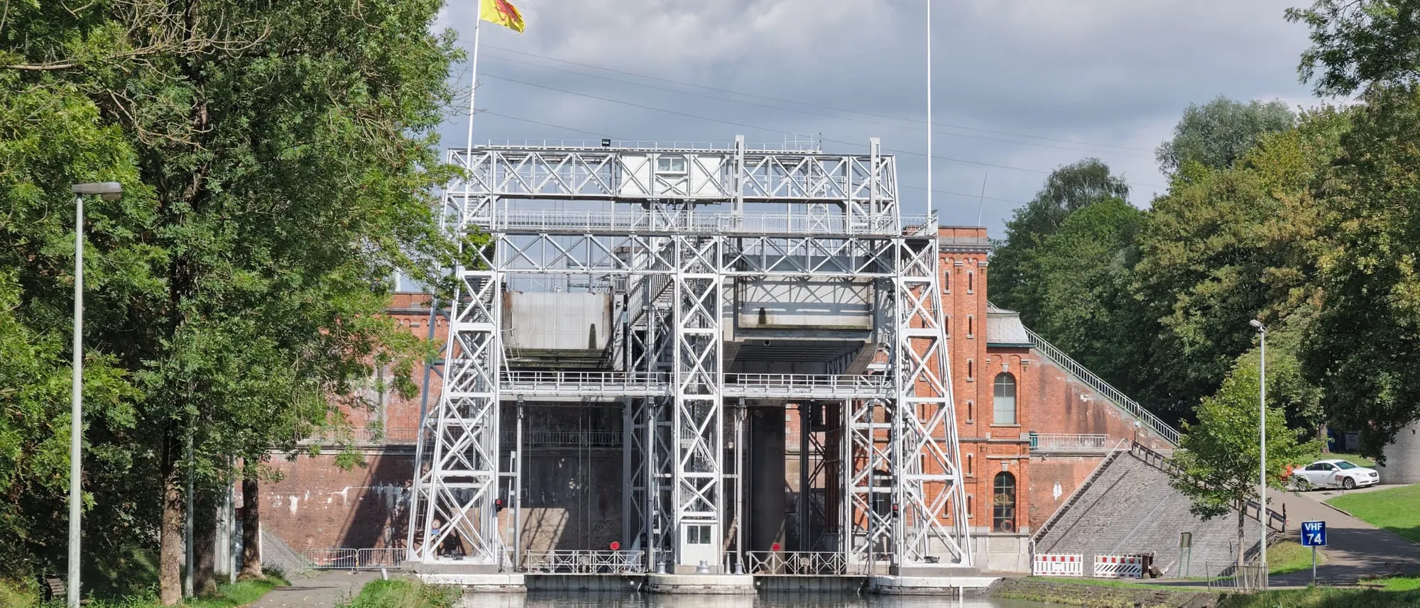 Ascenseur hydraulique n°1 du canal du Centre à Houdeng-Goegnies, La Louvière, reflété dans l'eau