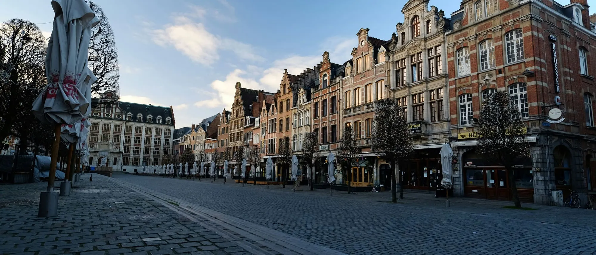 Rij historische trapgevels aan de Oude Markt in Leuven op een zonnige ochtend