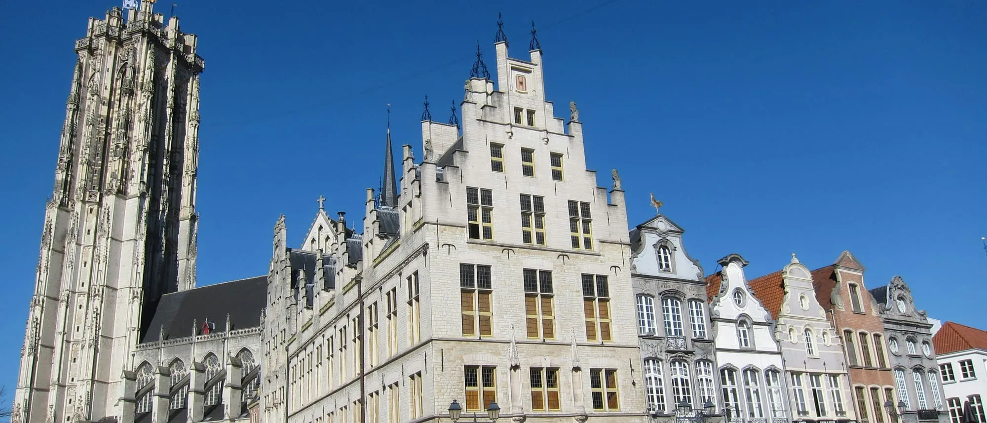 Grote Markt van Mechelen met de Sint-Romboutstoren en historische gevels