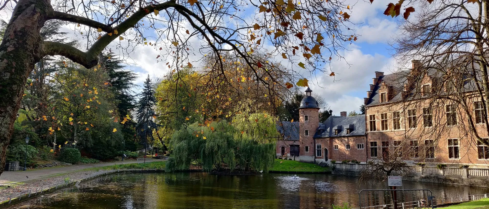 Le château du Karreveld et son étang en automne à Molenbeek-Saint-Jean