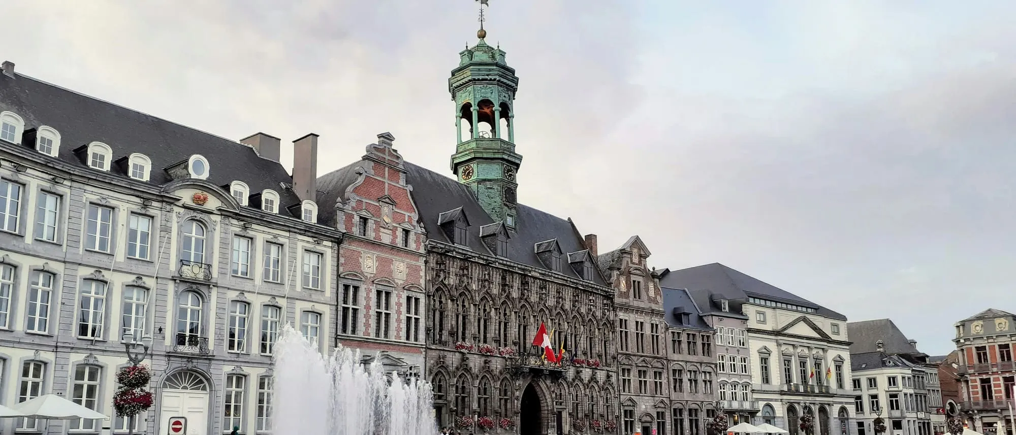 Grand-Place de Mons avec ses façades anciennes, l'hôtel de ville et sa fontaine