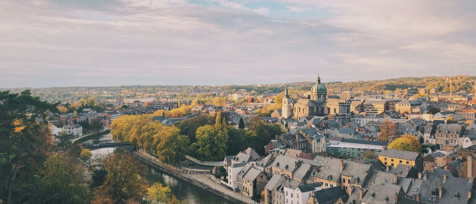 Vue d'automne sur les façades de Namur et la Sambre depuis la Citadelle