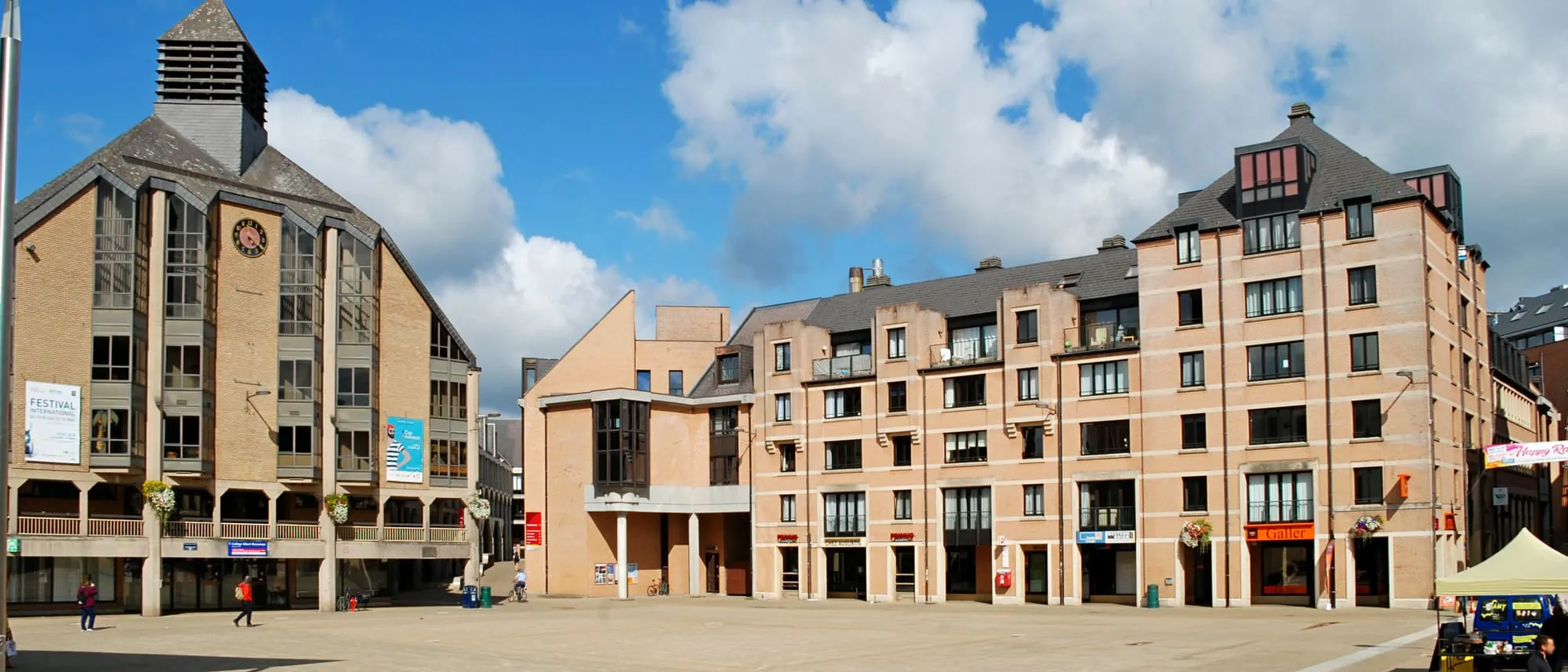 Grand-Place de Louvain-la-Neuve avec l'église Saint-François et ses façades en brique claire