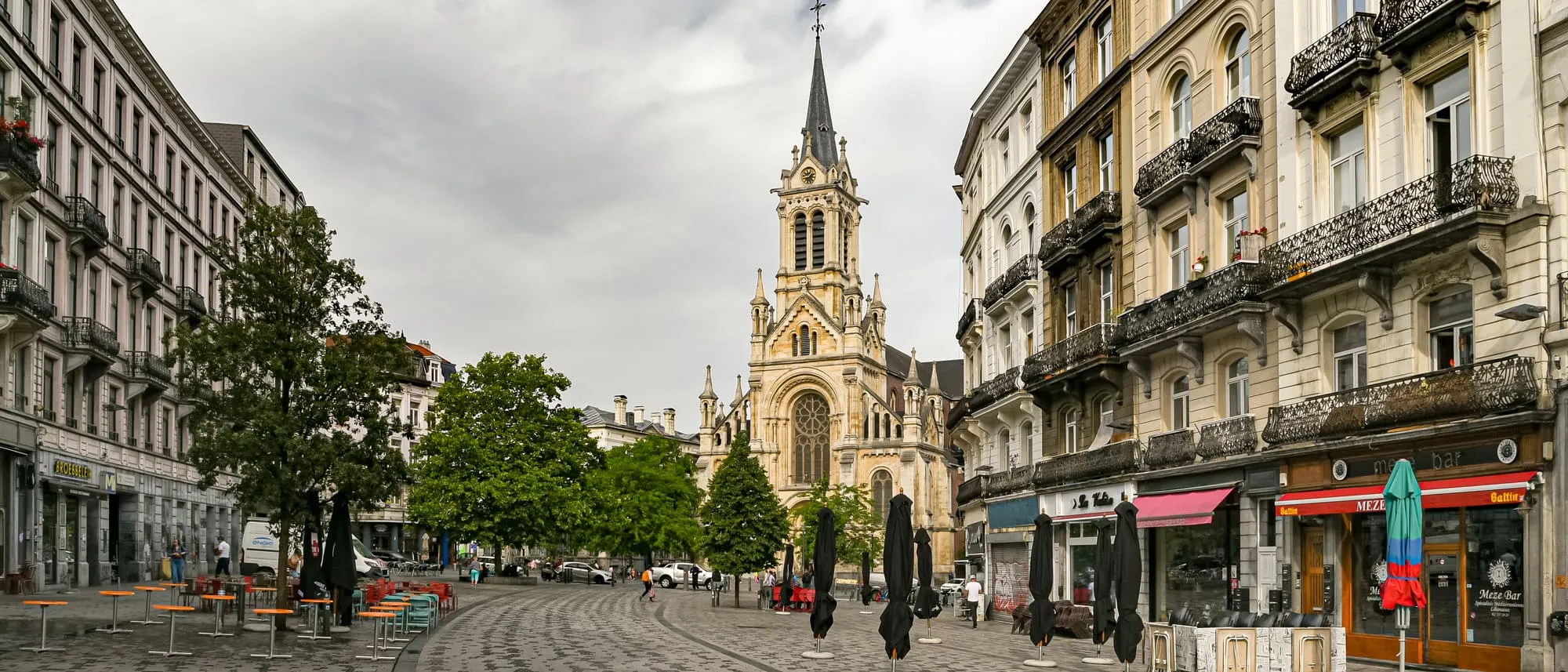 Le parvis de Saint-Gilles bordé de façades anciennes, avec l'église Saint-Gilles au fond