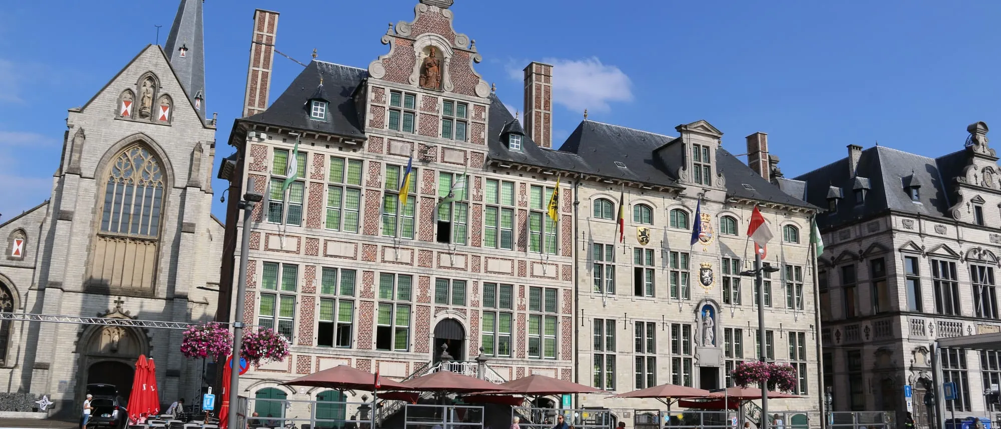 Historische gevels aan de oostzijde van de Grote Markt in Sint-Niklaas
