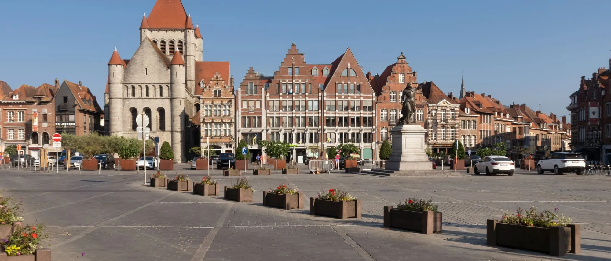 Grand-Place de Tournai avec l'église Saint-Quentin et ses maisons à pignons