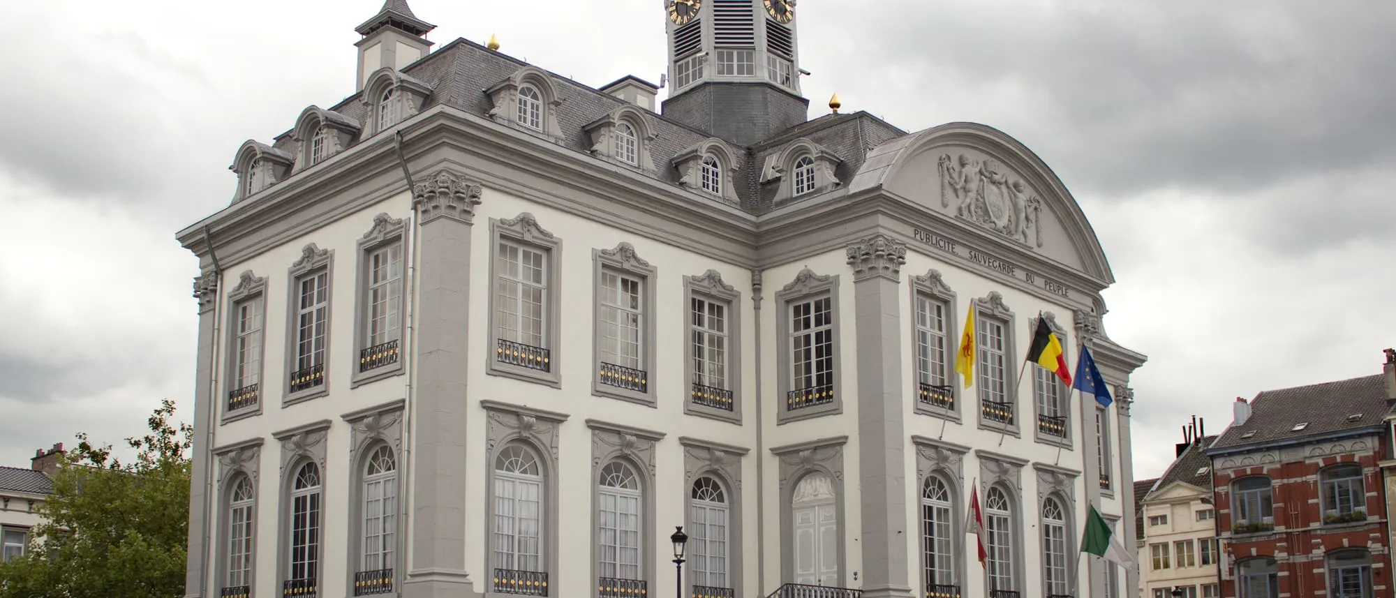 Hôtel de ville de Verviers, place du Marché, et ses nombreuses fenêtres à petits bois
