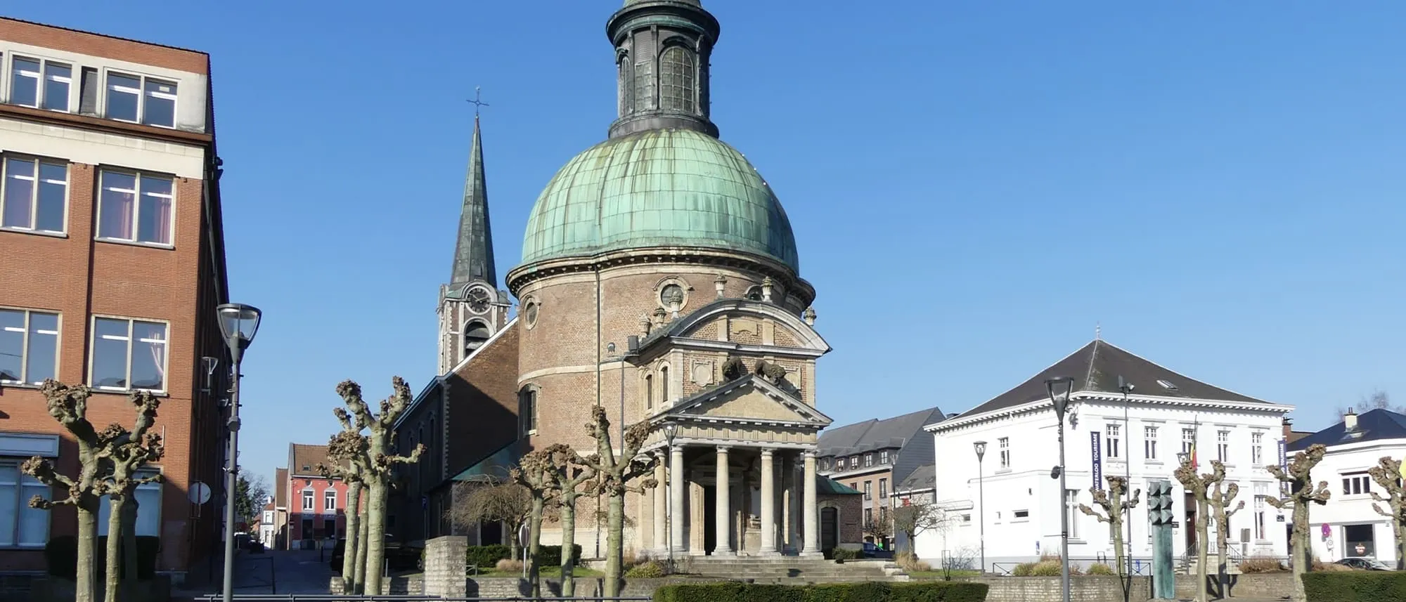 Église Saint-Joseph et sa coupole au centre de Waterloo, entourée de maisons