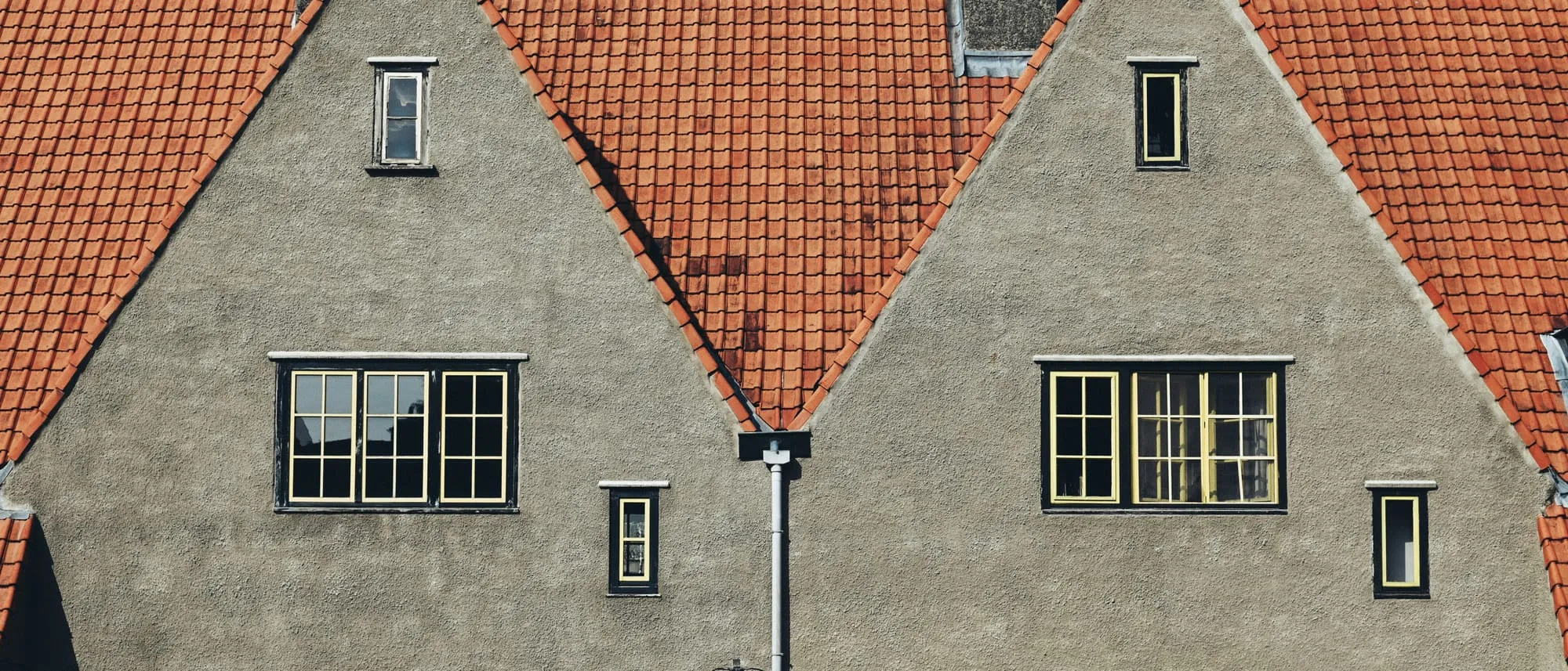 Deux maisons à pignons aux tuiles orange et fenêtres à petits carreaux à Watermael-Boitsfort