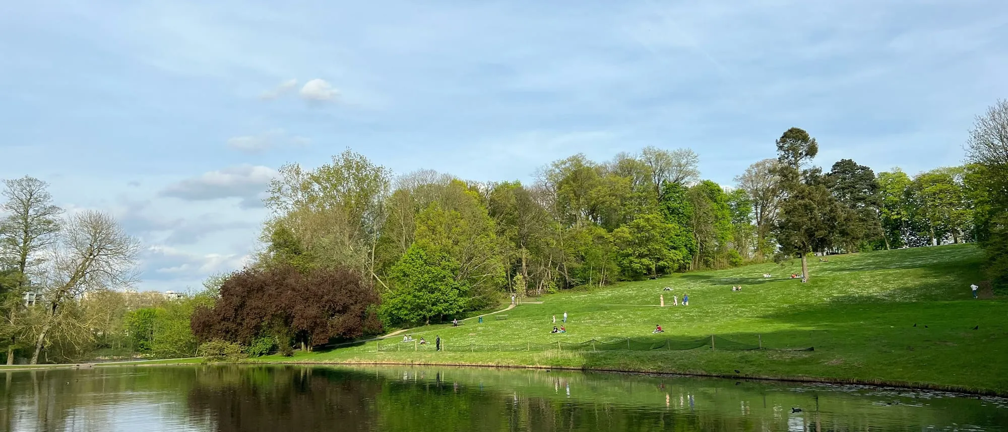 L'étang et les pelouses du parc de Woluwe au printemps, à Woluwe-Saint-Pierre
